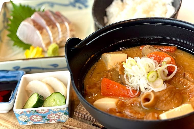 秘伝のもつ煮込みと旬の鮮魚の藁焼き