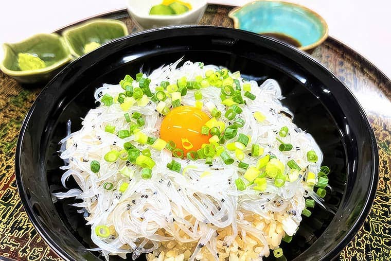 霞ヶ浦産 朝採れ 生白魚丼